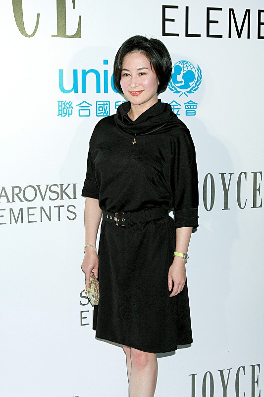 何超瓊真的很有範,穿一身粉色挺高階,一群人合照也很惹眼 何超瓊真的很有範,穿一身粉色挺高階,一群人合照也很惹眼