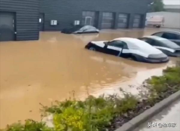 一代經典成地攤貨,08年的保時捷911九次轉手,31萬買它圖啥? 一代經典成地攤貨,08年的保時捷911九次轉手,31萬買它圖啥?