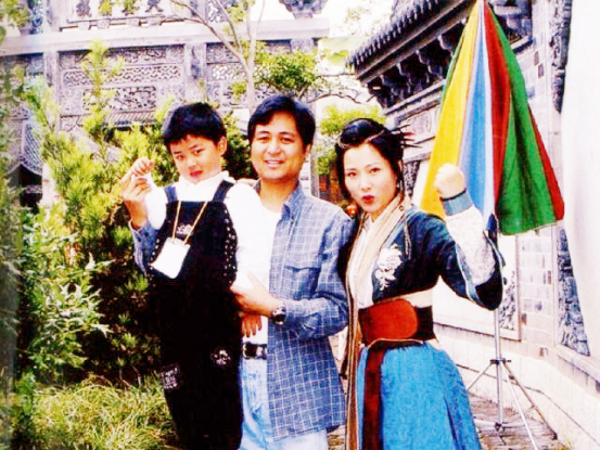 演員何賽飛：父親為她終身未娶，和初戀結婚34年，婚姻狀況如何？