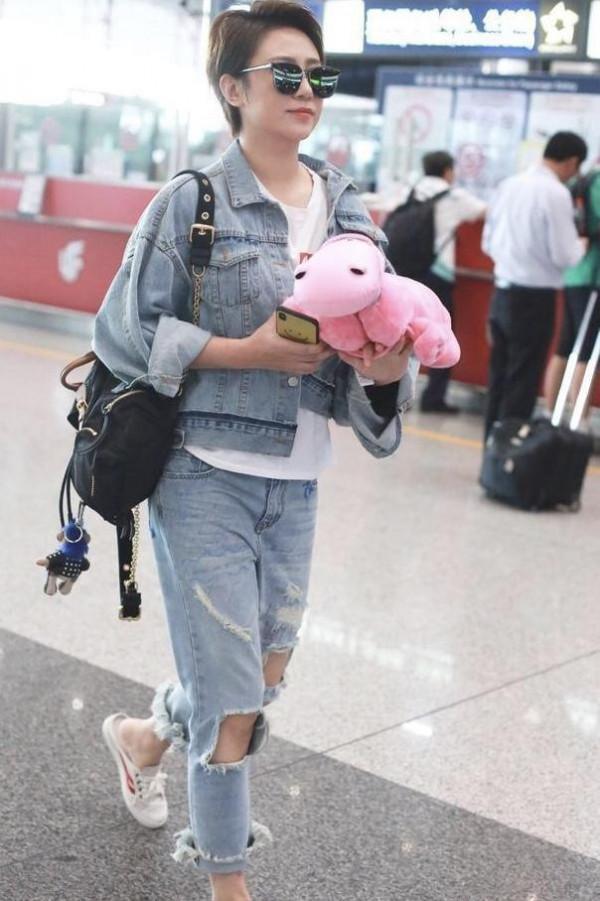 馬麗穿牛仔外套配破洞牛仔褲，盡顯隨性美，簡直就是時髦精本精了