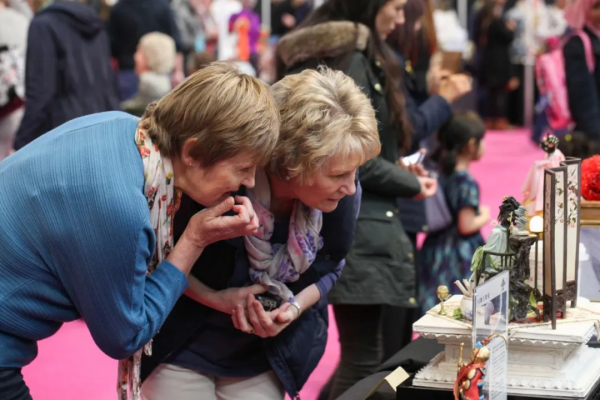 杜海濤吃鞋，張韶涵吃雨傘！80後糖王以假亂真的作品，我有被騙到