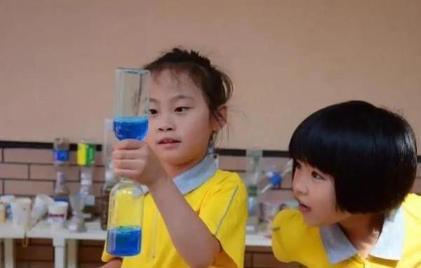 小學語文封面&OpenCurlyDoubleQuote;二胎變三胎&rdquo;，媽媽成了落魄戶？官方回應來了