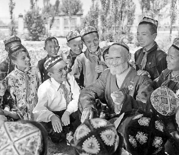 庫爾班騎驢去北京,毛主席給了他一塊條絨布,他做成衣服世代傳承 庫爾班騎驢去北京,毛主席給了他一塊條絨布,他做成衣服世代傳承