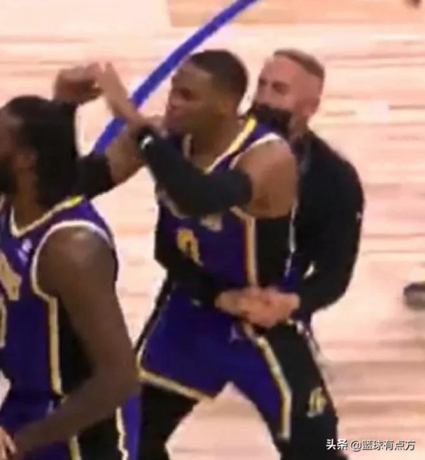 拳擊斯圖爾特,詹姆斯打球有多“髒”? 拳擊斯圖爾特,詹姆斯打球有多“髒”?