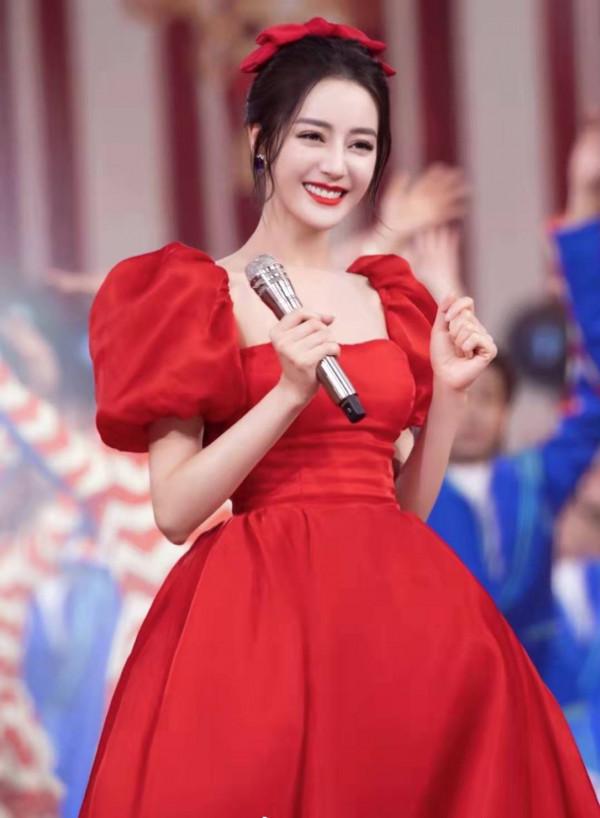 迪麗熱巴紅毯造型太絕了，張張驚豔，你最喜歡哪個？