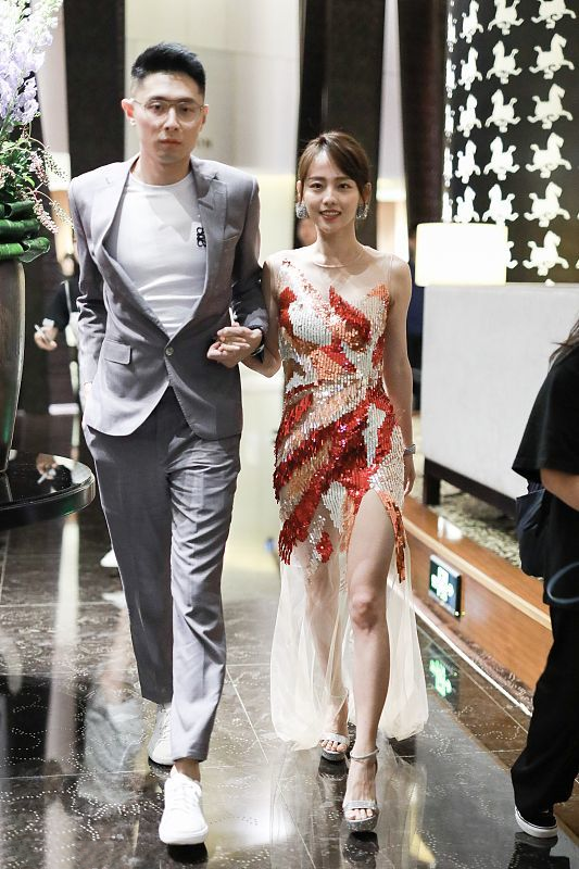 張嘉倪與老公展現“最萌身高差”,穿亮片裙挺亮眼,真有女人味 張嘉倪與老公展現“最萌身高差”,穿亮片裙挺亮眼,真有女人味