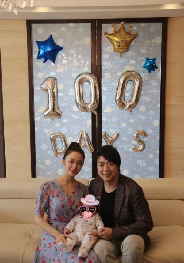 吉娜為兒子慶生好低調！穿v領裙母性光輝擋不住，郎朗抱娃好專業