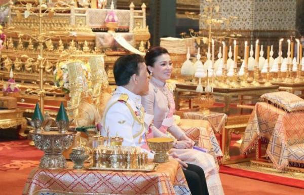 蘇提達王后一身粉裙如同出水芙蓉，詩尼娜貴妃穿綠裙好似中年婦女