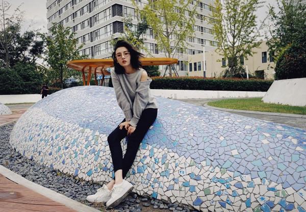 宋祖兒抱狗狗樓下吹風生活氣息滿滿 灰毛衣搭黑色牛仔褲隨性利落