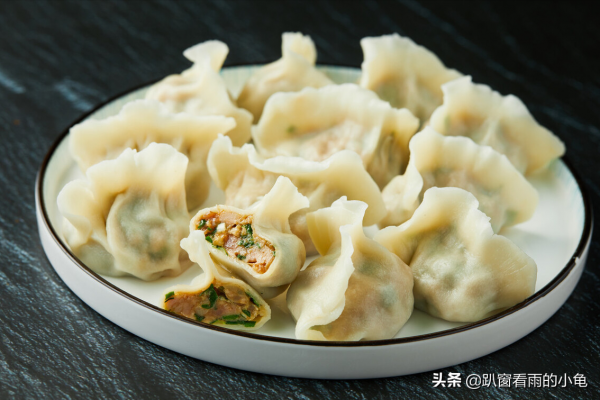 冬至吃餃子，無論貧富，“五財”餃子端上桌，財到福到，一咬爆汁