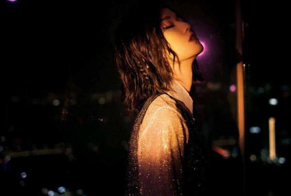 喬欣燈光大片,好酷的臉型,短髮看著特別有魅力 喬欣燈光大片,好酷的臉型,短髮看著特別有魅力