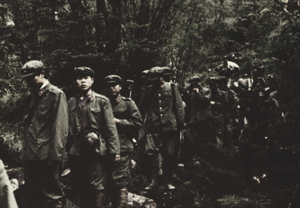 85年反蠶食鬥爭，直升機吊運邊防團長遺體，牧民含淚：看，他在飛