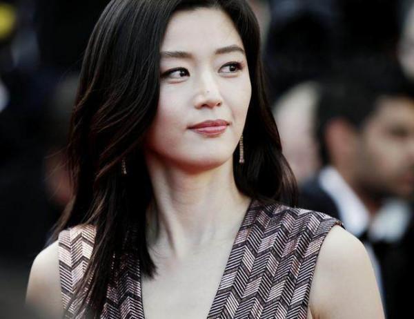 這樣的全智賢你很難見到，美麗大方，讓人賞心悅目