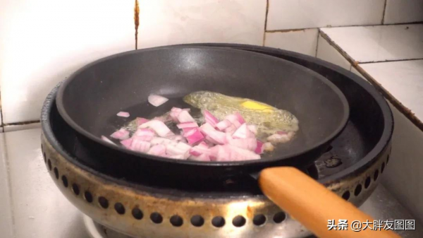 天冷了，煮個酥皮面包湯喝，喝完湯，吃浸滿奶油湯汁的麵包，滿足