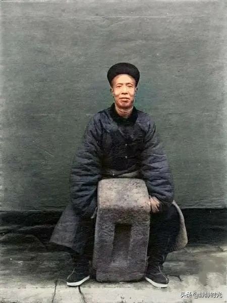 晚清老照片:男子留長指甲,兵丁撅腚射箭,男子舉大石 晚清老照片:男子留長指甲,兵丁撅腚射箭,男子舉大石