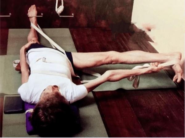 為什麼我說練習瑜伽仰臥手抓大腳趾式,抓住一個關鍵點就足夠了? 為什麼我說練習瑜伽仰臥手抓大腳趾式,抓住一個關鍵點就足夠了?