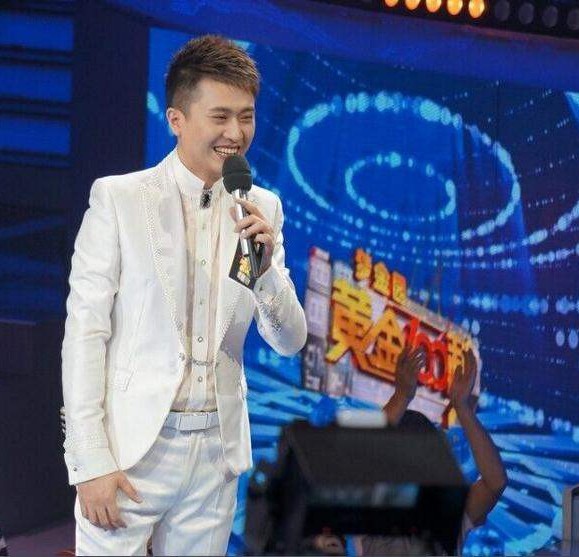 央視主持人楊帆化身老婆奴，妻子穿著寬鬆顯孕味，被疑懷上二胎？