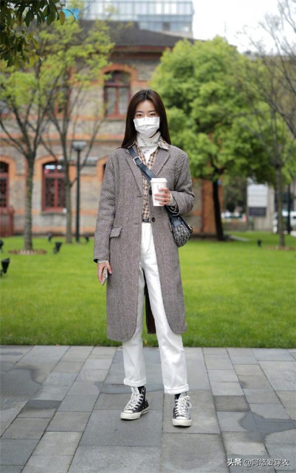 今秋流行一種穿法，叫“長外套+平底鞋”，洋氣顯高，特有範兒