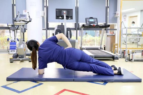 簡單幾招緩解腰痛,躺著也能做→ 簡單幾招緩解腰痛,躺著也能做→