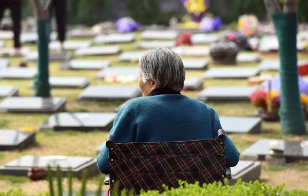 提到特朗普,佩洛西“忘詞”了:上一任總統,那個誰來著 ……丨夜聽雙語 提到特朗普,佩洛西“忘詞”了:上一任總統,那個誰來著 ……丨夜聽雙語