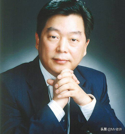 他是中國最有錢的老師，身價高達數百億，家中藏有50億齊白石真跡