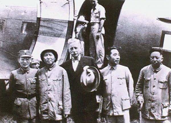 重慶談判時，每天抽50支菸的毛主席，被蔣介石評價：毛此人不可輕視