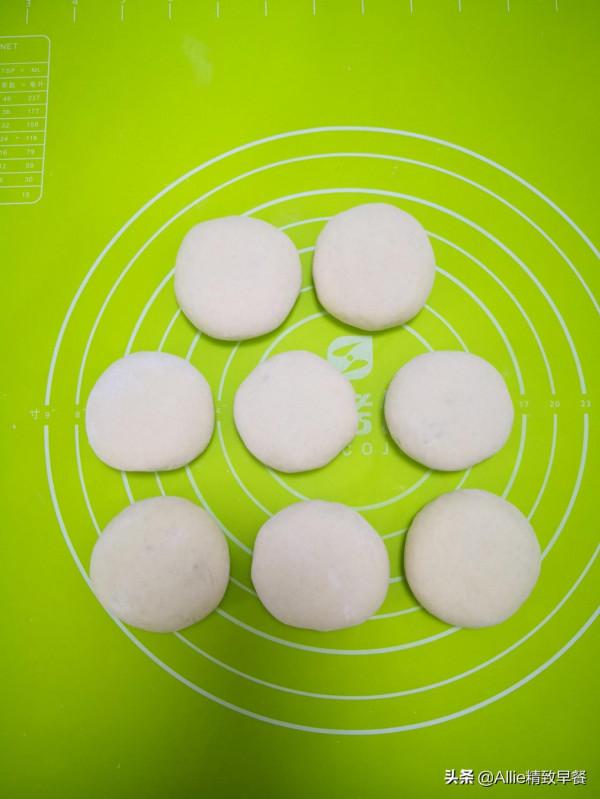 蒸包子吃膩了試試烤包子吧，外酥裡軟又多汁，搭配蘿蔔湯，助消化