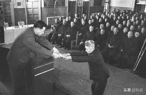 59年首批特赦戰犯,10個高官各有理由,為何偏偏不放範漢傑 59年首批特赦戰犯,10個高官各有理由,為何偏偏不放範漢傑