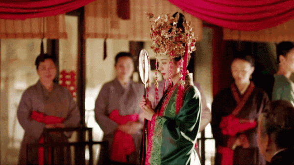 古裝新娘誰最美？唐嫣女王範，陳鈺琪頭上鳳冠似螃蟹