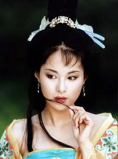 不整容、不遮醜，這些有瑕疵的女明星，個個把瑕疵變特點