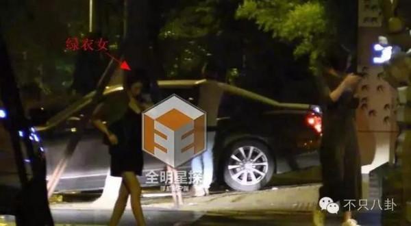 黃渤和女經紀人這個碰胳膊的動作，嚇壞大家了......