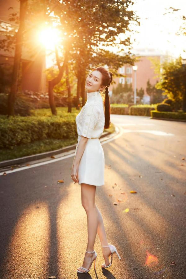 江疏影一襲白裙亮相金雞獎，盡顯牛奶肌好身材，白到發光