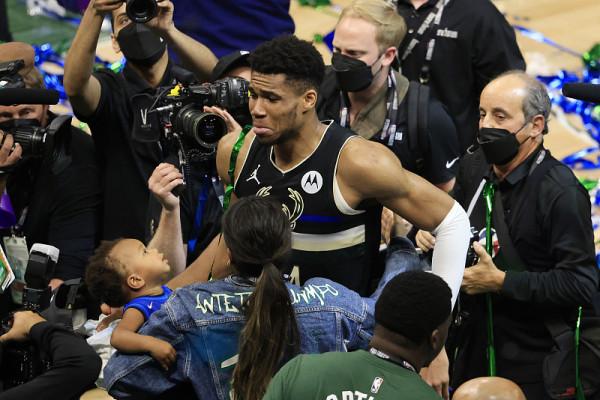 字母哥為妻子慶生,兩人表情神同步!球迷:這就是夫妻相 字母哥為妻子慶生,兩人表情神同步!球迷:這就是夫妻相