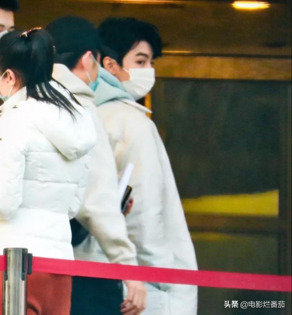 春晚五次聯排：趙麗穎緊身褲吸睛，沈騰眼神犀利，張小斐知性俏皮