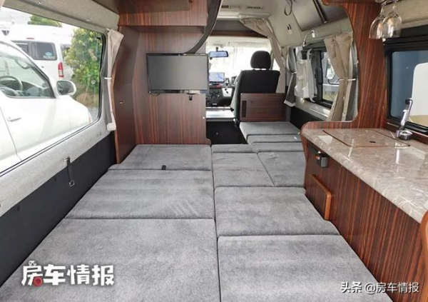新款豐田房車，麵包車外觀不到5米長省油好開，3口人旅行也能住下