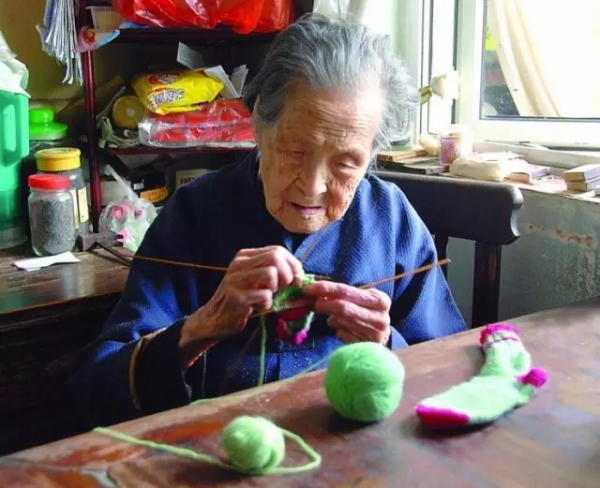 70年代難得一見的手工人老照片,好熟悉!有的快失傳… 70年代難得一見的手工人老照片,好熟悉!有的快失傳…