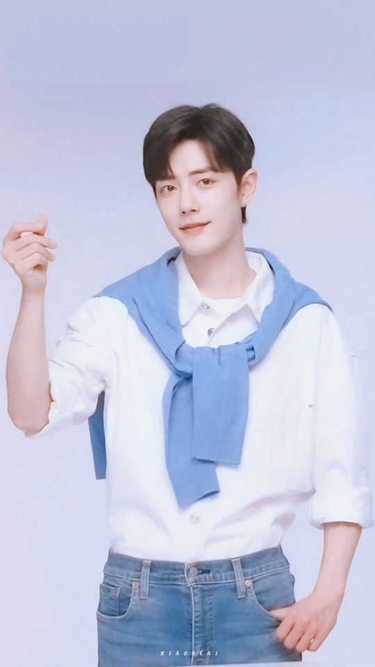 這是誰家的小可愛明明是小熊貓還沒睡好就被拉起來吃飯,你們壞懷 這是誰家的小可愛明明是小熊貓還沒睡好就被拉起來吃飯,你們壞懷