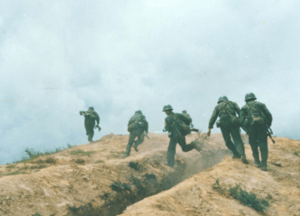 他拉響手雷與敵軍同歸於盡，奇蹟生還，被稱“活著的楊根思”