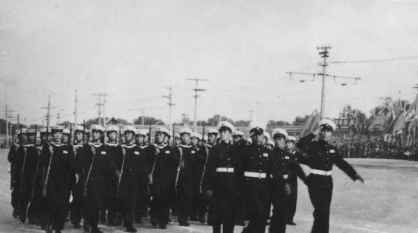 1953年中國用68噸黃金，買4艘蘇聯破軍艦，蕭勁光：是破爛也買