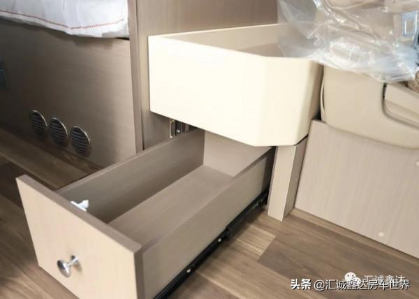 經濟耐用的老年旅行房車!​2.0T雙驅C本即開,還帶5人床和商務座 經濟耐用的老年旅行房車!​2.0T雙驅C本即開,還帶5人床和商務座