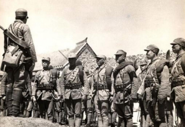 八路軍重傷倒地,偽軍發現他還有氣,偷偷說:別動,我們一會就走 八路軍重傷倒地,偽軍發現他還有氣,偷偷說:別動,我們一會就走