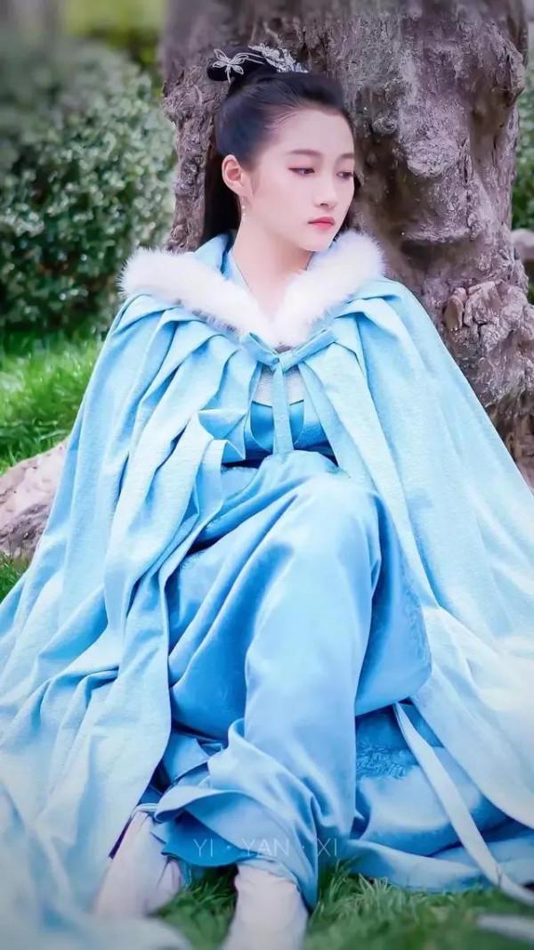 穿上古裝片，關曉彤美翻了