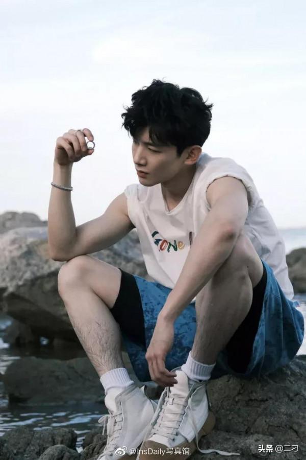 白敬亭 x MiniBAZAAR 十月刊海邊踏浪的純粹少年 ​​​​ 白敬亭 x MiniBAZAAR 十月刊海邊踏浪的純粹少年 ​​​​