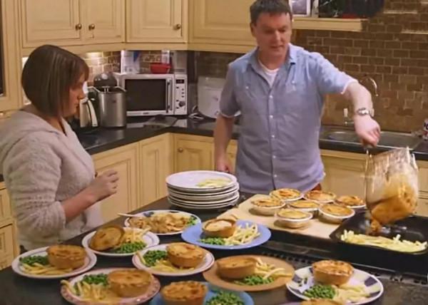 英國女子45歲生娃21個，懷孕就生下來，家裡像幼兒園