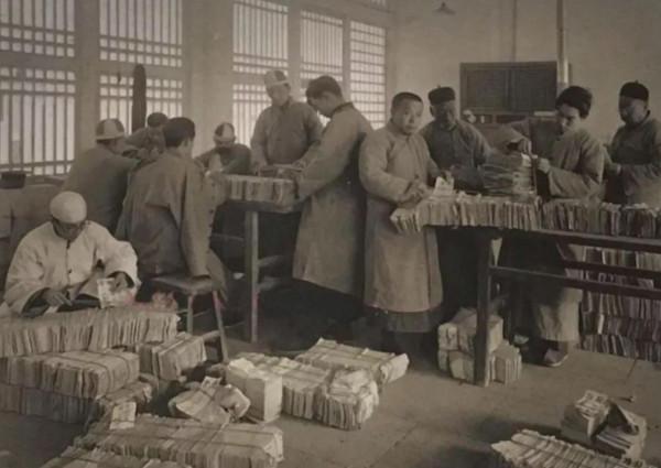 1981年,他躲入深山“登基”,發展了55名佳麗,其中還有村鎮幹部 1981年,他躲入深山“登基”,發展了55名佳麗,其中還有村鎮幹部