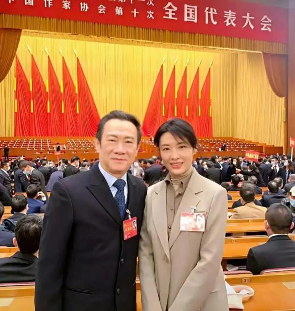 央視女人周濤，連換三套衣服，把一起參會的娛樂圈女人給秒啦