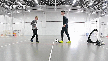 花式足球技巧之兩個簡單的花式穿襠技巧 花式足球技巧之兩個簡單的花式穿襠技巧