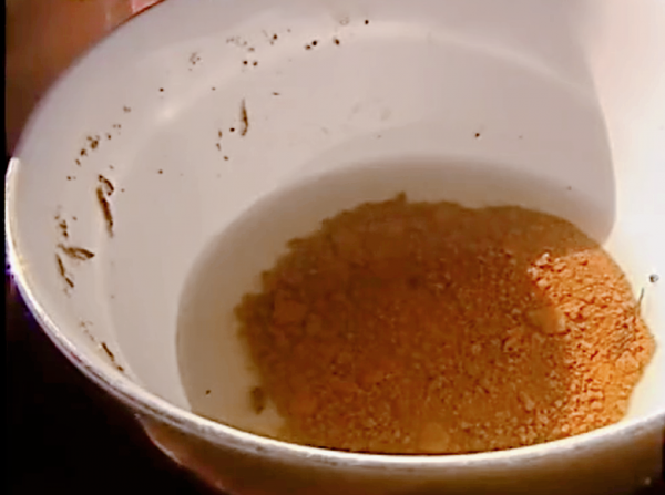 真實故事：湖南農村遇怪事，村民上山挖墳頭土，兌水服下發生奇蹟