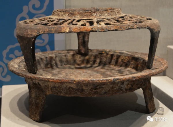 骨鳴嘀 角力帶 雙魚鏡:孟和套格套分享內蒙古博物院系列 骨鳴嘀 角力帶 雙魚鏡:孟和套格套分享內蒙古博物院系列