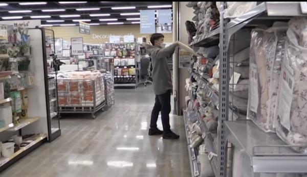 姐姐一句話，韓國小哥在超市義務整理貨架9年，收穫人生最大幸福